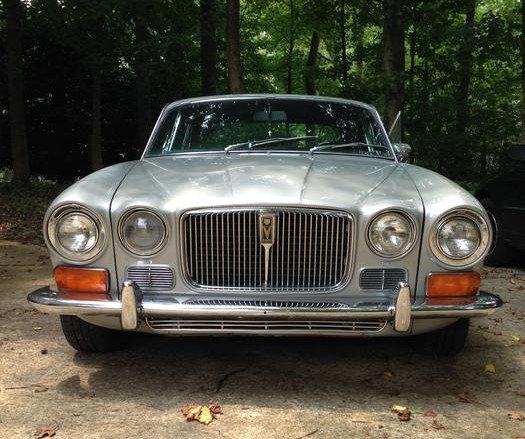 Front view of a 1973_Jaguar_XJ12_Series_1_Silver_Ben_May_000